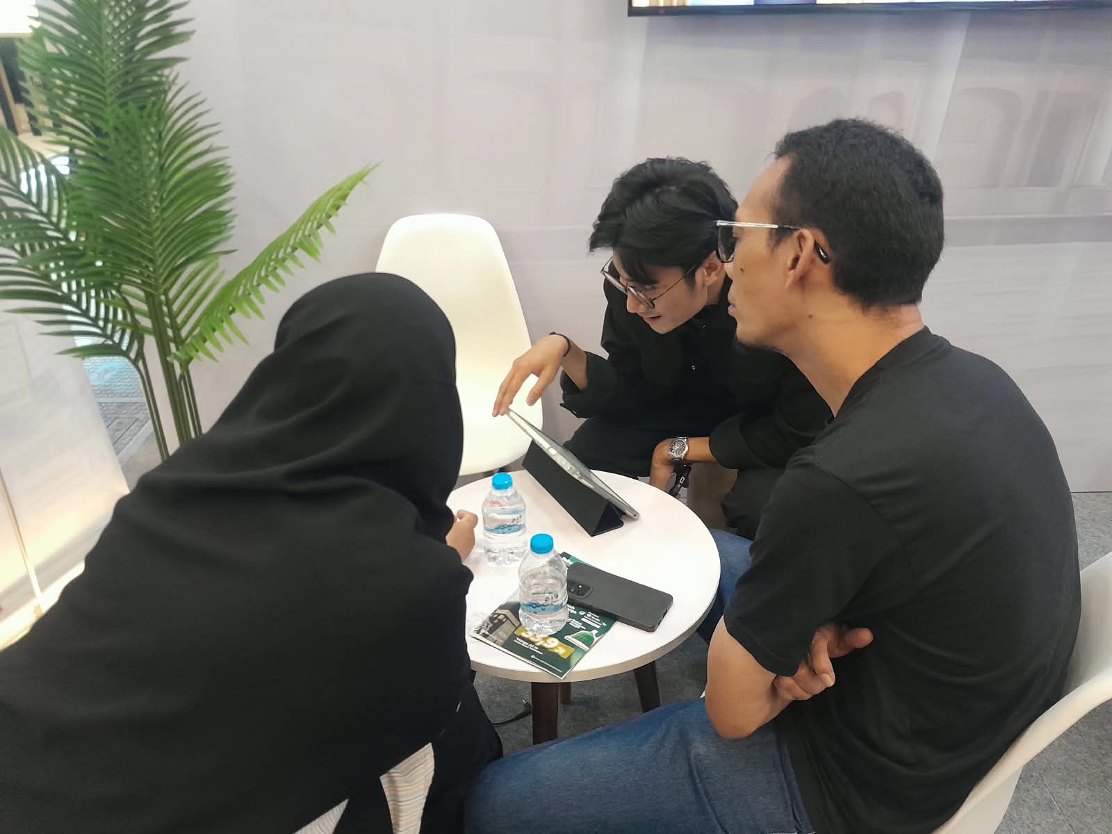 Agent Safaraya mendampingi jamaah menyusun rencana perjalanan